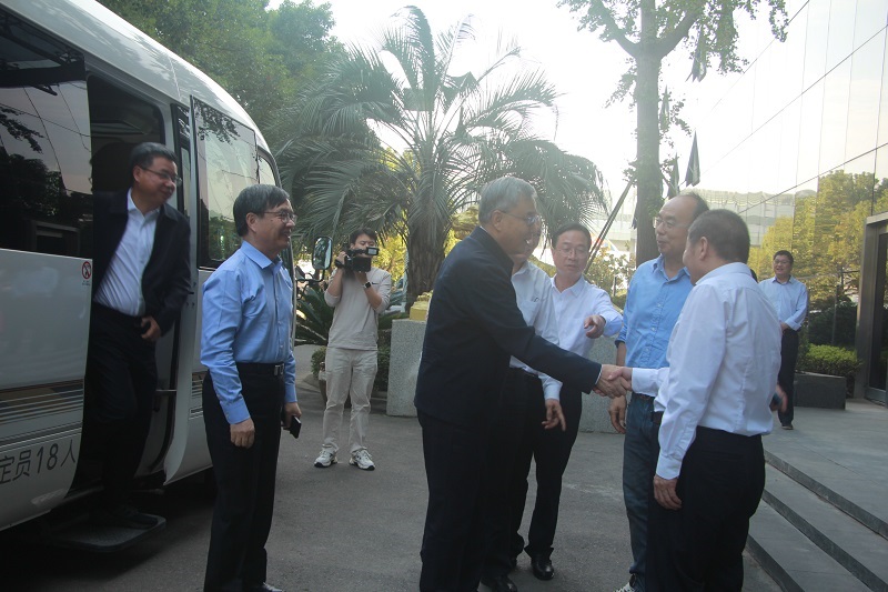 全國人大常委會委員、財經(jīng)委副主任委員郭樹清率領(lǐng)全國人大調(diào)研組蒞臨恒厚集團寧波北歐工業(yè)園區(qū)開展調(diào)研